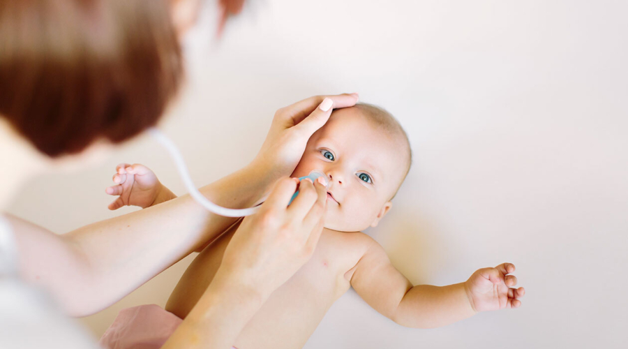Aspirare il naso ai neonati fa male